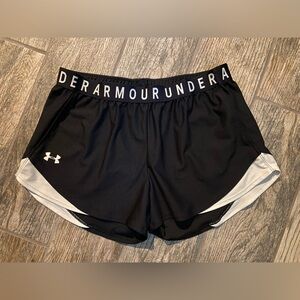 Womens black and white UA heatgear shorts size large